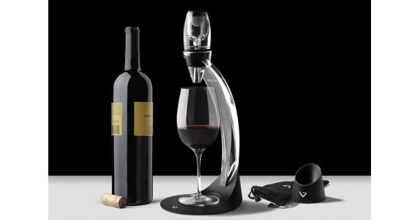 Vinturi Deluxe et bouteille de vin sur une table