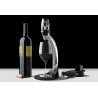 Vinturi Deluxe et bouteille de vin sur une table