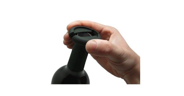 Retrait de la capsule sur une bouteille de vin