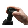 Retrait de la capsule sur une bouteille de vin