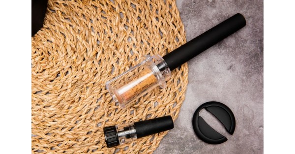 Tire-bouchon à air et accessoires présentés sur une table