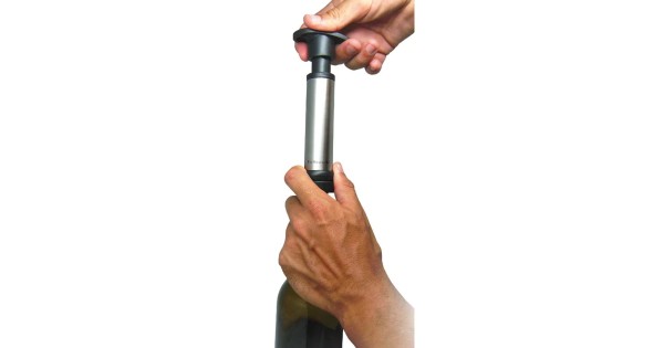 Utilisation de la pompe à vide sur une bouteille de vin