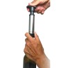 Utilisation de la pompe à vide sur une bouteille de vin
