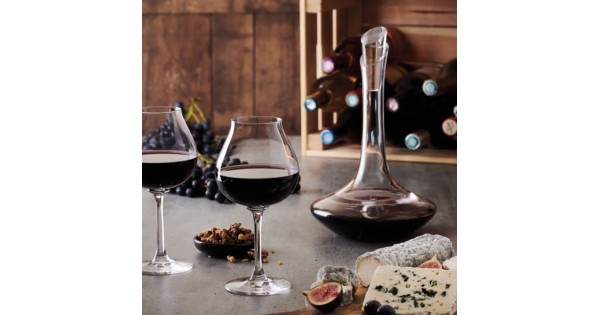 Carafe Ibis Peugeot remplie de vin rouge sur une table