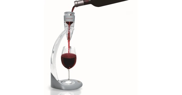Vin rouge servi dans un verre à travers l’aérateur Vin Bouquet