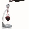 Vin rouge servi dans un verre à travers l’aérateur Vin Bouquet