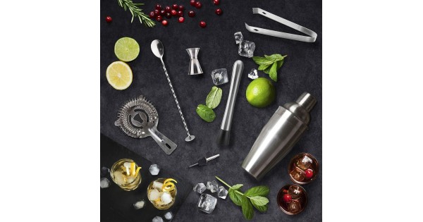 Shaker, doseur et ustensiles avec les ingrédients d’un cocktail