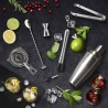Shaker, doseur et ustensiles avec les ingrédients d’un cocktail