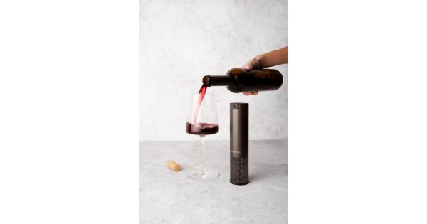 Service du vin après ouverture avec le tire-bouchon Arcos