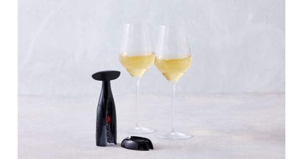 GS-200 noir et verres de vin blanc sur une table