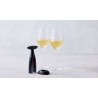 GS-200 noir et verres de vin blanc sur une table