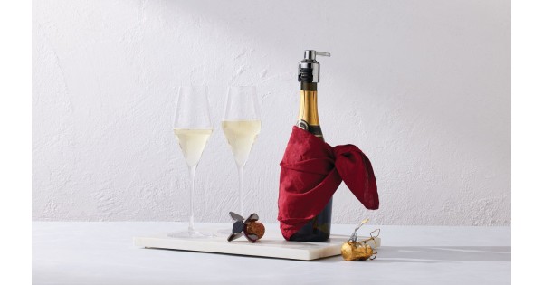 Bouteille de champagne et verres sur une table