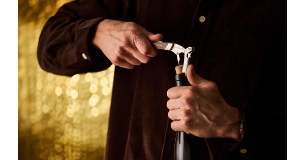 Ouverture d’une bouteille avec le sommelier Premium en noyer