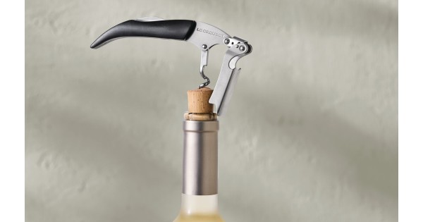 Sommelier Classique Le Creuset utilisé sur une bouteille