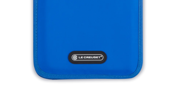 Détail du nylon bleu Azur et de la signature Le Creuset