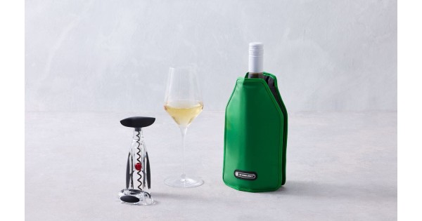 WA-126 Bamboo à table avec des verres de vin