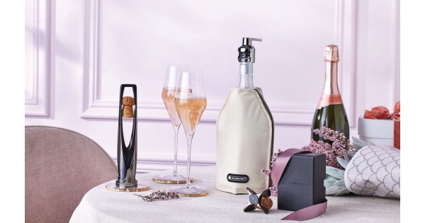 Rafraîchisseur Meringue sur une bouteille, à table avec du vin