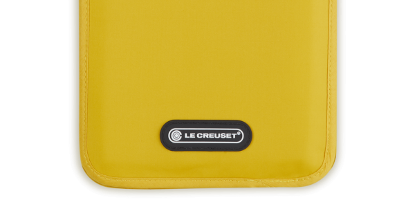 Détail de la gaine jaune Nectar et du logo Le Creuset