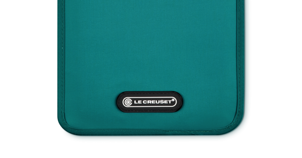Détail du revêtement Bleu Riviera et du logo Le Creuset
