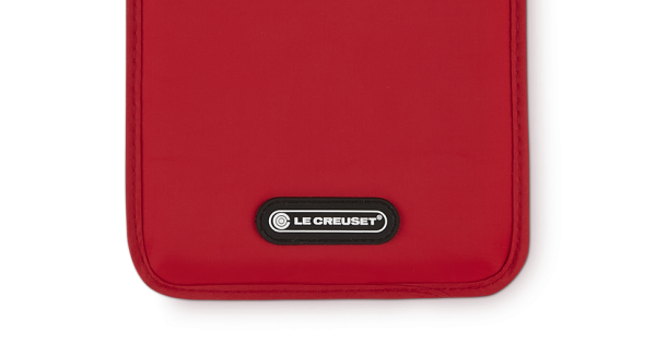 Détail du textile rouge Cerise et du logo Le Creuset
