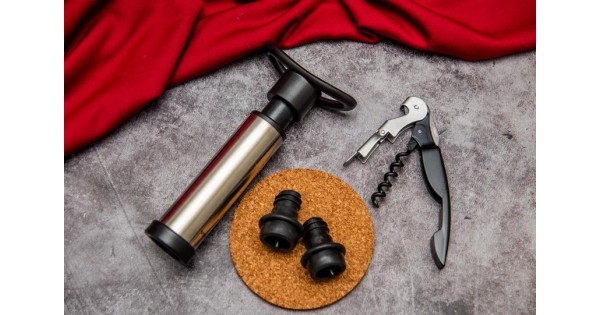 Sommelier, pompe et bouchons Vin Bouquet disposés sur une table