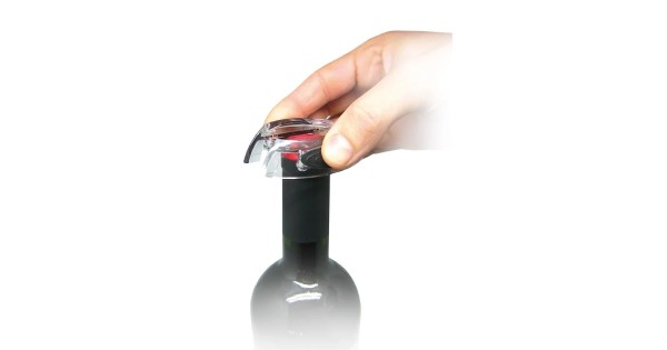 Coupe de la capsule d’une bouteille avec le coupe-capsule Vin Bouquet