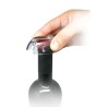 Coupe de la capsule d’une bouteille avec le coupe-capsule Vin Bouquet