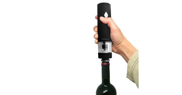 Pompe électrique Vin Bouquet utilisée sur une bouteille de vin