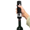 Pompe électrique Vin Bouquet utilisée sur une bouteille de vin