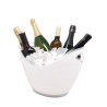 Grande vasque blanche Vin Bouquet remplie pour le service du champagne