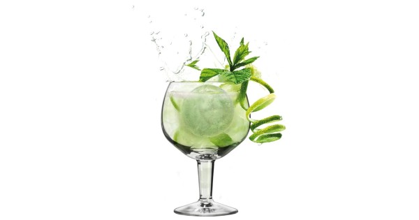 Cocktail garni d’une boule de glace et d’une tranche de citron vert