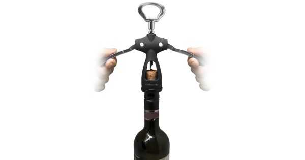 Abaissement des deux ailes du tire-bouchon Vin Bouquet sur une bouteille
