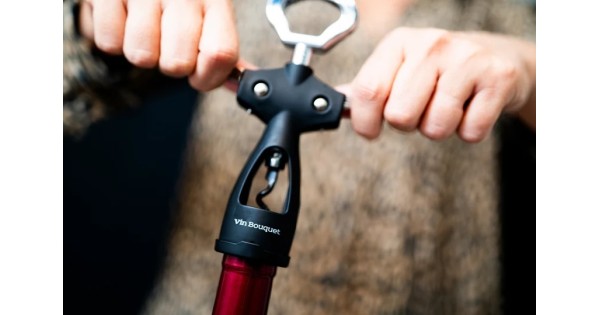 Utilisation des deux leviers du tire-bouchon à ailes Vin Bouquet
