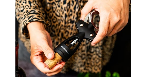 Retrait du bouchon avec le tire-bouchon noir Vin Bouquet