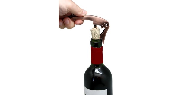 Ouverture d’une bouteille avec le sommelier double levier Vintage Vin Bouquet