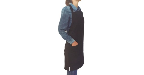 Tablier noir à deux poches porté sur une chemise