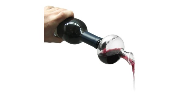 Verseur Vinoboule Vin Bouquet en place sur une bouteille pendant le service du vin