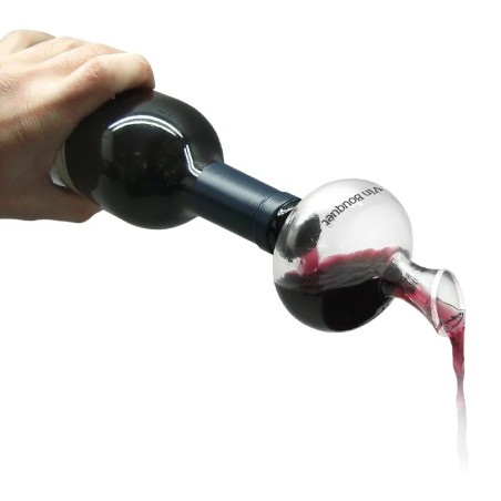 Verseur Vinoboule Vin Bouquet en place sur une bouteille pendant le service du vin