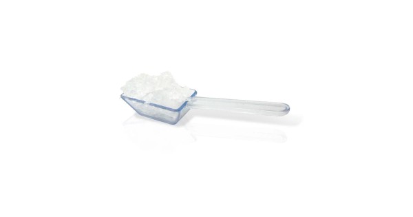 Cuillère de service remplie de glace pilée