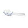Cuillère de service remplie de glace pilée