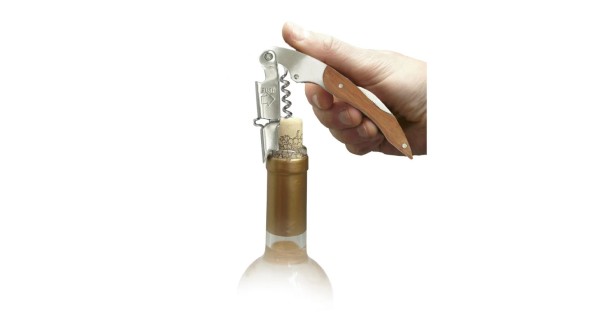 Sommelier double levier Vin Bouquet pendant l’ouverture d’une bouteille