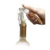 Sommelier double levier Vin Bouquet pendant l’ouverture d’une bouteille