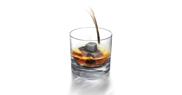 Pierres à whisky Vin Bouquet utilisées dans un verre