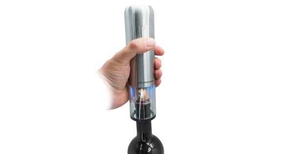 Tire-bouchon électrique Compact Vin Bouquet utilisé sur une bouteille