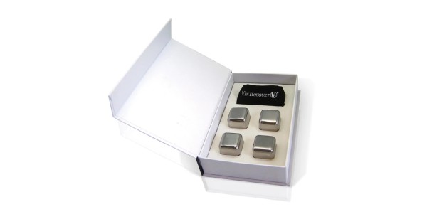 Coffret ouvert des quatre cubes en inox Vin Bouquet avec housse en velours