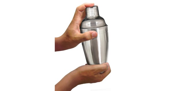 Shaker Vin Bouquet de 700 ml tenu à deux mains pendant le mélange
