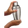 Shaker Vin Bouquet de 700 ml tenu à deux mains pendant le mélange
