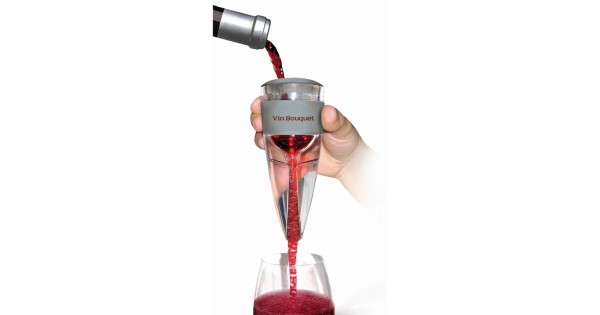 Aérateur Vin Bouquet tenu au-dessus d’un verre pendant le service du vin