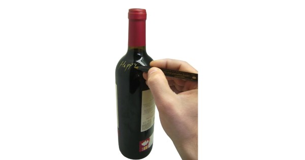 Inscription sur une bouteille en verre avec un marqueur Vin Bouquet