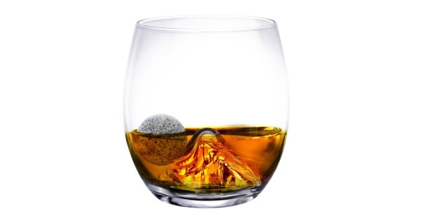 Verre arrondi du coffret Montagne Vin Bouquet rempli de whisky